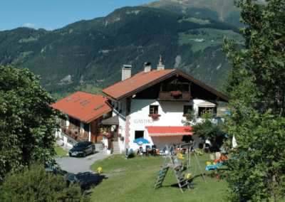 Terrasse im Grünen des Gasthof Rauth-Hof Ladis Tirol