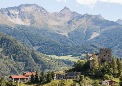 Gasthof Rauth-Hof und Hotel Refugio Laudegg neben der Burg Laudegg in Ladis Tirol